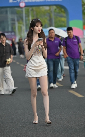 这腿又白又直又长呀~ [17P]