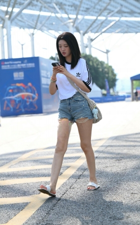 街拍热裤美腿凉拖小姐姐 [20P]
