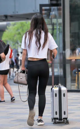拉箱紧身黑裤美女 [16P]