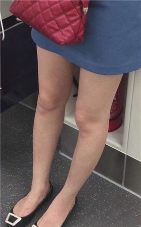 地铁偶遇美图尖嘴平底鞋美眉，笔直的双腿很诱人。
