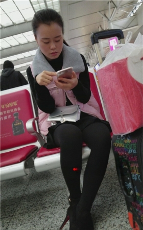 玩手机的小妹