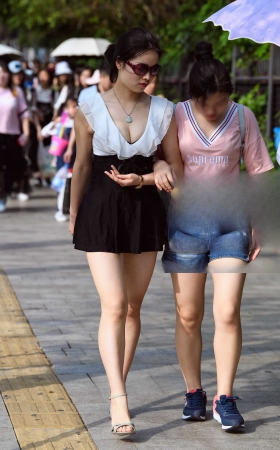 短裙美女事业线诱人 [21P]