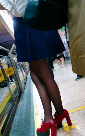 地铁站候车的超高跟黑色丝袜短裤长发美女