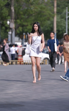 漂亮的吊带裙美女