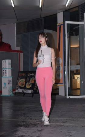 粉色瑜伽裤美女