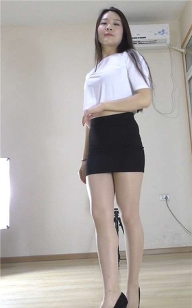 优尚舞姿短裙丝袜美女正面模拍 [372 MB]