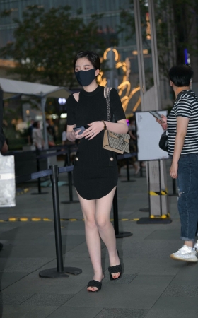 黑色裙白皙玉足小脚丫 [21P]
