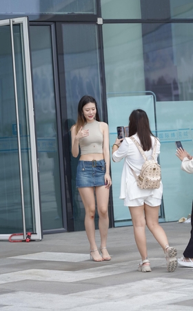 牛仔短裙长腿美眉