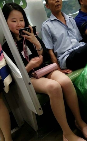 4K – 靠近点、再靠近点拍摄小美女的诱人丝袜