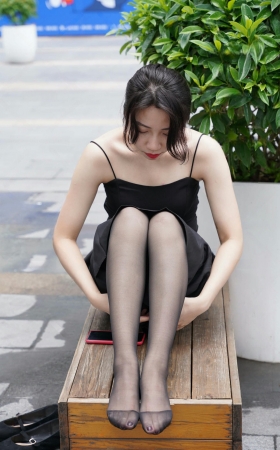 黑色吊带裙黑丝美眉 【图片➕视频】 [21P]