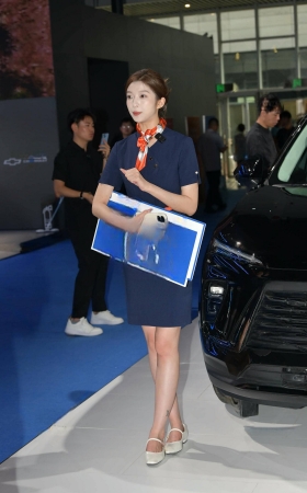美腿美女销售员 [18P]