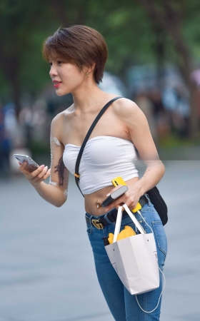 性感裹胸 紧牛 短发美女 [24P]
