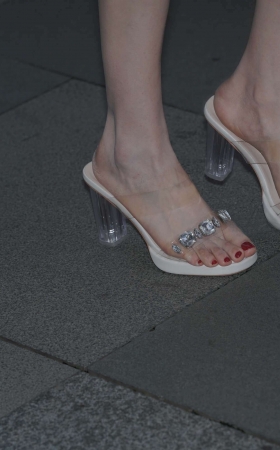 街拍美腿小姐姐 [21P]