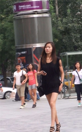 街拍超短包臀裙长腿美女