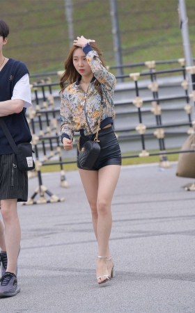 凯恩公爵街拍作品 – 紧身皮热裤美女