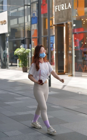 视觉冲击街拍作品 – 浅灰色瑜伽女孩