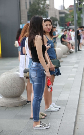 辉辉街拍作品 – 牛仔裤高叉衣美女小姐姐