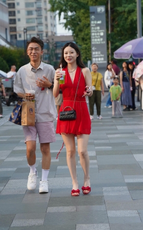 街拍红裙红高跟美女 [18P]