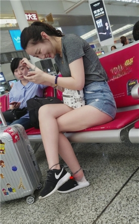 漂亮的裸腿小姐姐