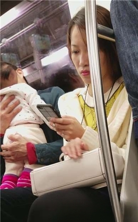 4k-地铁上遇见长腿黑丝小清新甜美妹子。