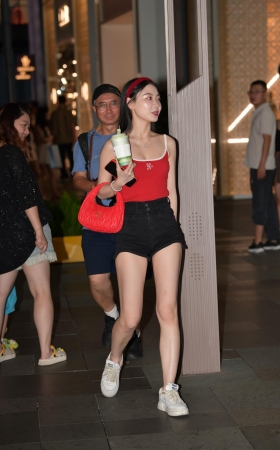 清秀脱俗，热裤女生