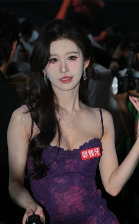 暗紫超低胸吊带裙
