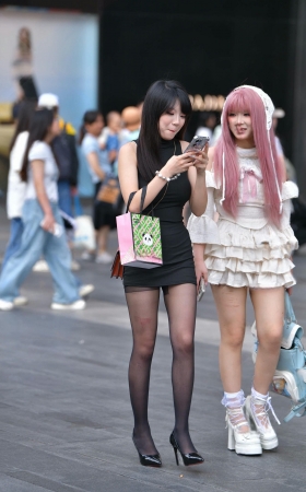 街拍超短裙黑丝美眉 [17P]