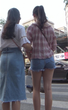 毛边热裤月牙小妹