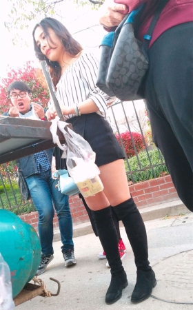 买烧烤的黑裙黑靴美女