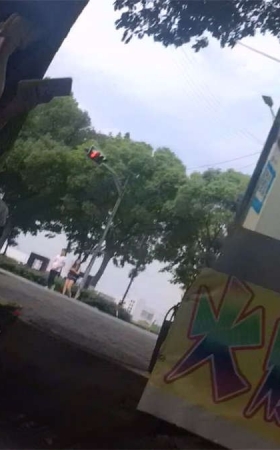 极品美三角白T恤吊带牛仔热裤丰臀