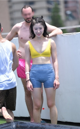 黄色比基尼美女玩嗨了(112P)