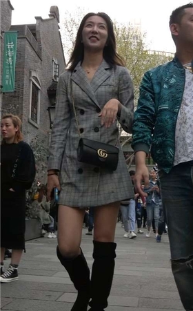 楚楚动人的长靴美腿街拍美女