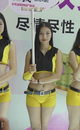 漂亮的黄色骆驼趾妹子