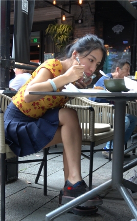 几个吃饭的短裙小姐姐