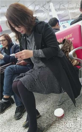 4k-高铁站候车室拍摄黑丝短裙极品甜美女孩。