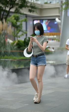 街拍热牛裤里丝小姐姐 [20P]