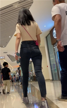 牛仔紧身裤小姐姐