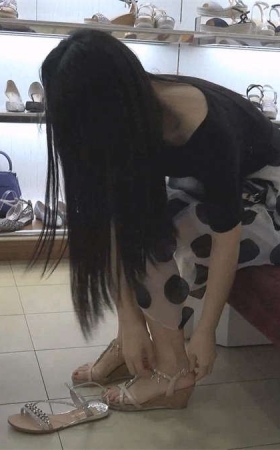 长裙少妇的红色指甲油美脚凉拖脚丫嫩白
