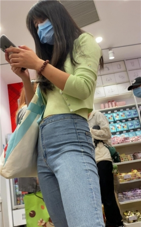 商场里的牛仔裤小姐姐