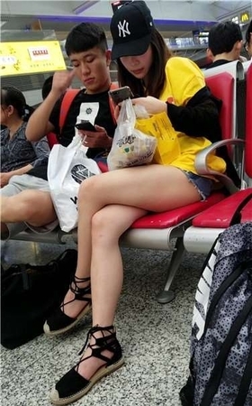 4k超清，候车室内的极品美腿气质美女，有点容祖儿的感觉