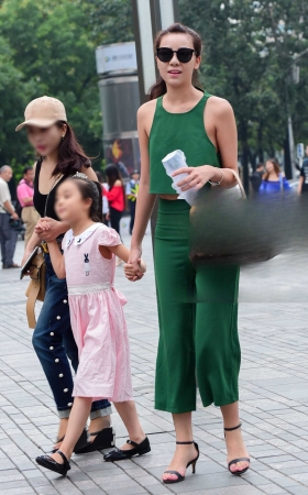 时尚靓丽的人妻少妇  蕾丝内痕若隐若现 [15P]
