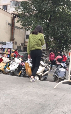 紧身黑裤