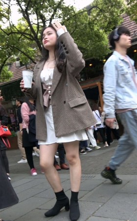 白裙美腿气质美女
