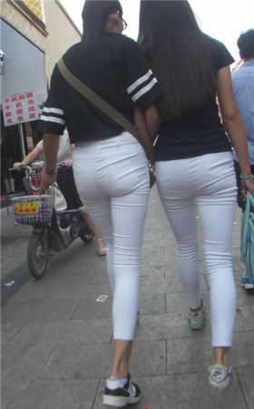 两个白裤紧身美女