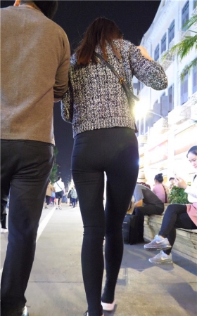 夜拍黑裤紧身小姐姐