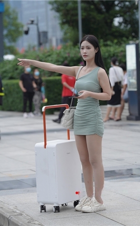 等车的美女(56P)