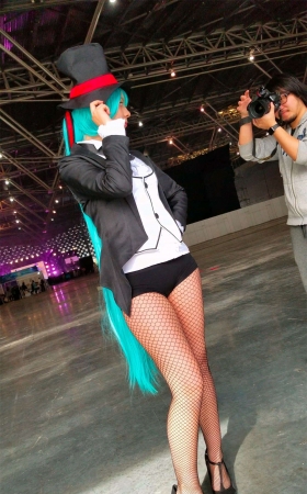 超短裤性感大眼网袜cosplay的美少女