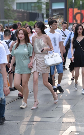 白皙美腿，真空性感美女