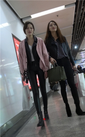 漂亮的粉衣皮裤美女