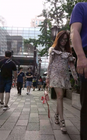 连衣裙高跟美女